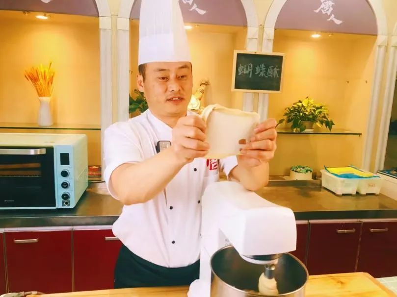 年轻人最爱的网红店爆款，酥到掉渣的“蝴蝶酥”